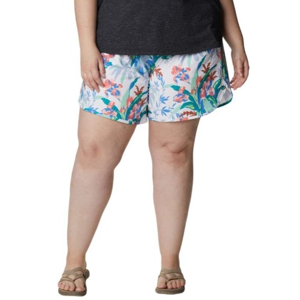 Columbia Women's Plus Size Bogata Bay Stretch Shorts White Magnolia Print, 2X